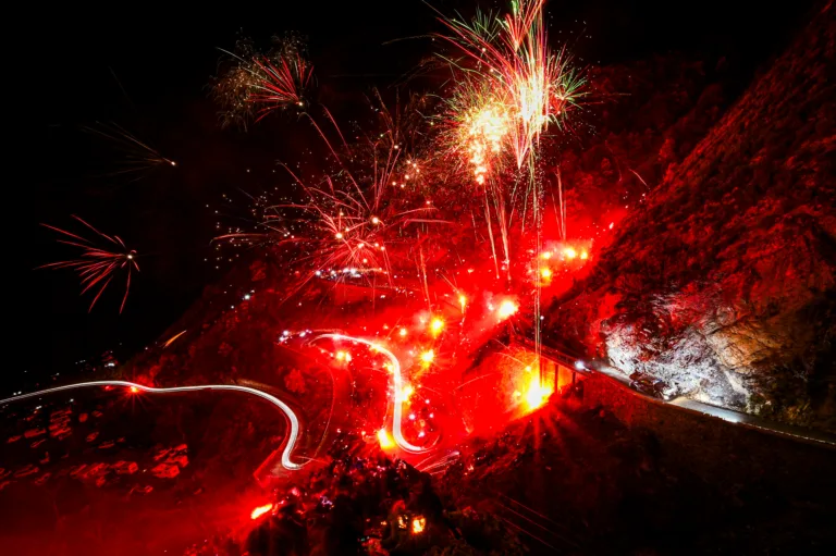Kitettek magukért a drukkerek: videókon, ahogy „tűzbe borult” a Monte-Carlo Rally