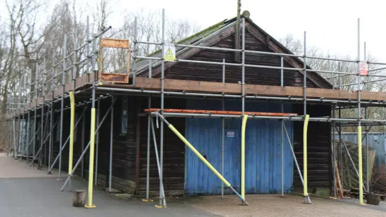 44 millió forintnyi fontért szállítják el a fészert, ami egykor a legendás F1-es csapat otthona volt