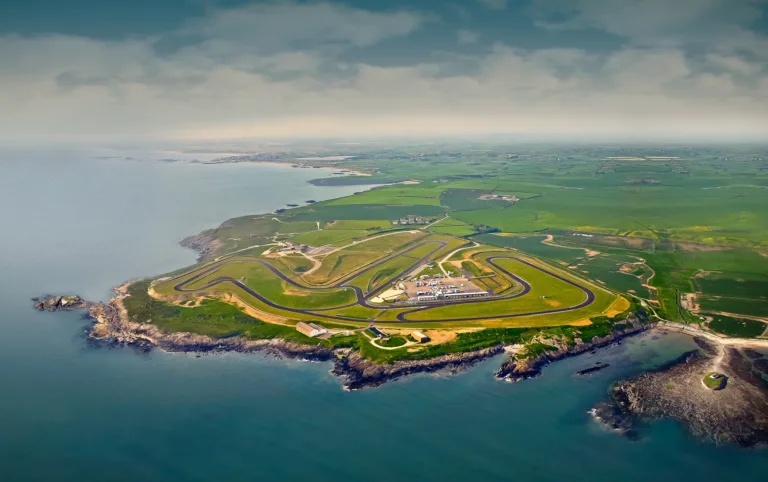 Egy versenypálya kitiltotta az elektromos és hibrid autókat a pályanapjairól