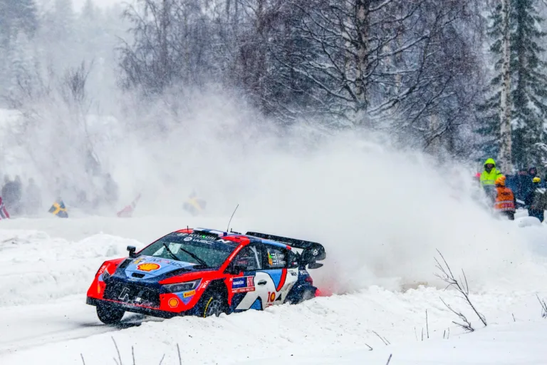 A fél mezőny kicsúszott az utolsó szombati szakaszon, de Lappi és Solberg magabiztosan vezet a Svéd Rallyn