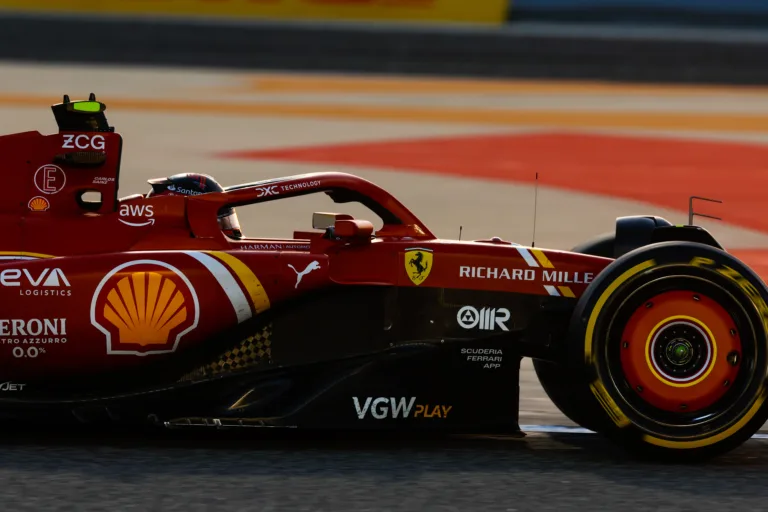 A Ferrari versenyen egy percet verne a Red Bullra? – csalóka volt a második tesztnap