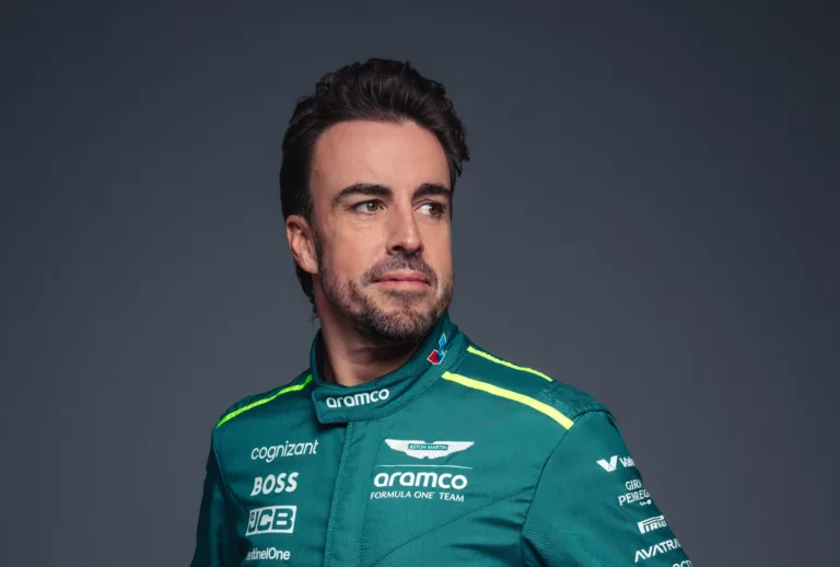 Alonso megérkezett, majd Hamiltonba és a Ferrari pilótáiba is finoman belerúgott egyet