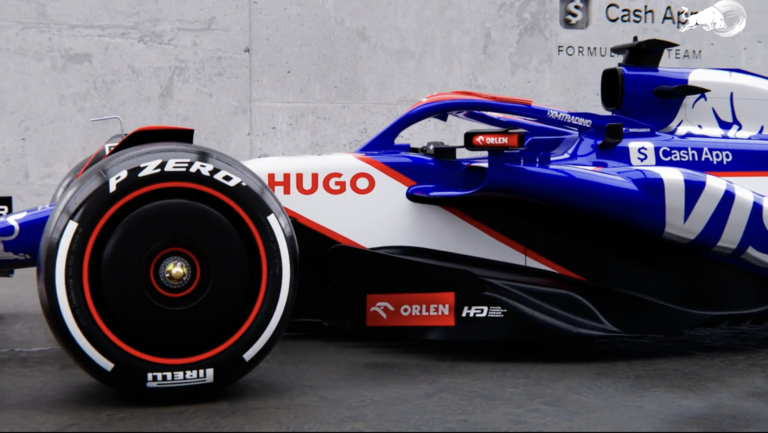 Nosztalgikus festéssel érkezett meg a Red Bull testvércsapatának idei autója (fotók)