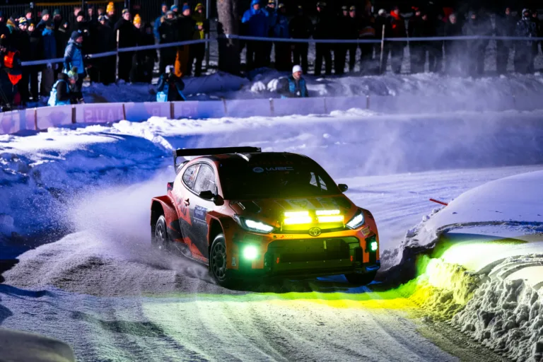 Hókotró versennyé változott a Svéd Rally! Georg Linnamae kezdett délután a leggyorsabban!