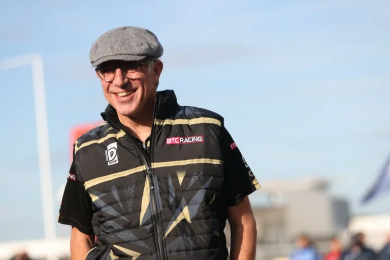 Lesből támadt rá a parkolóban az F1 legendás csapatfőnökére a visszautasított pilóta