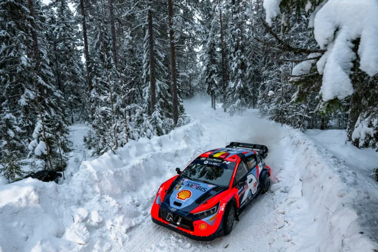 A világbajnok Neuville Finnországban vezet a szabadsága előtt