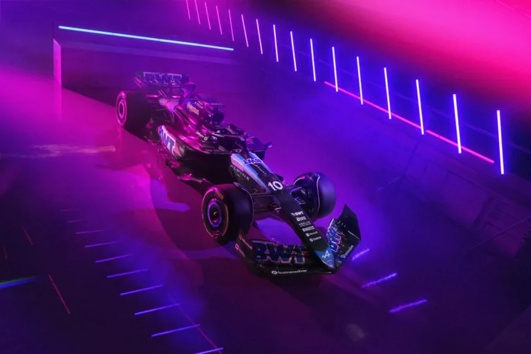 Itt az újabb „csupasz” F1-es autó, ami mellett Mick Schumacher idei versenygépe is debütált