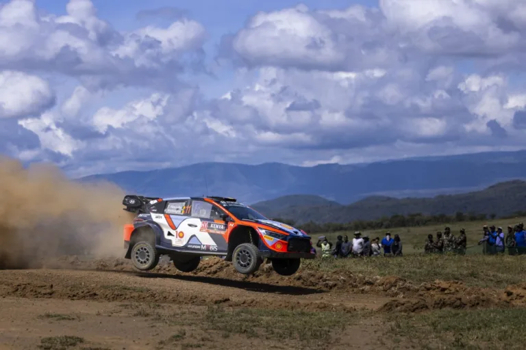 Neuville vezet a Szafari Rallyn, borult egy hazai versenyző a nyitó szakaszon