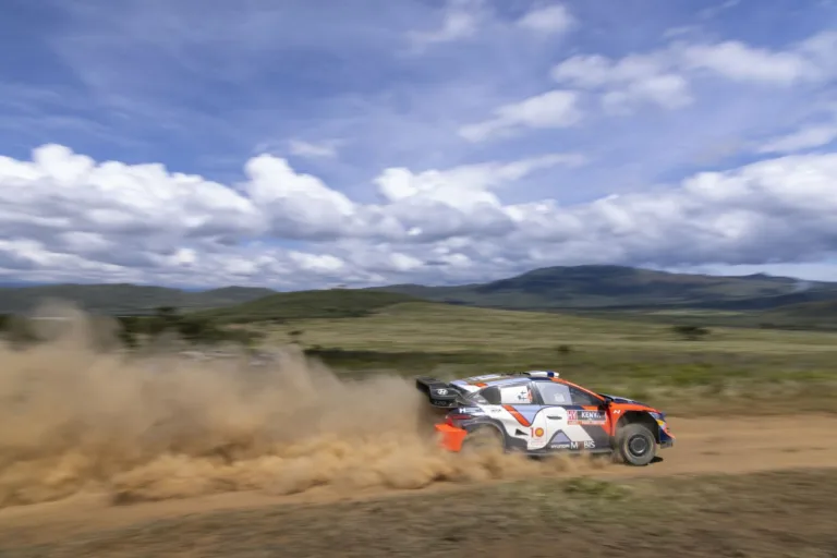 A Hyundai WRC-futamgyőztes pilótája az első kieső Kenyában