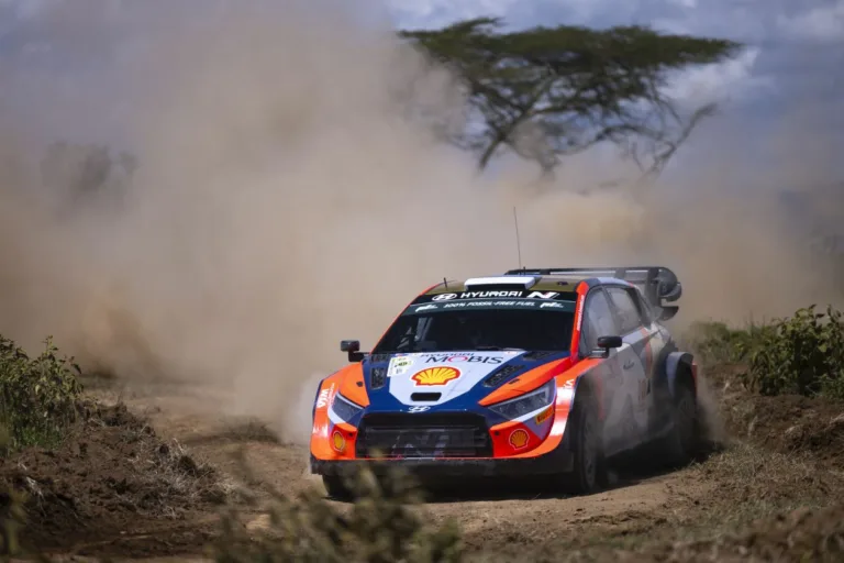 Hármas Toyota vezetés Kenyában Tanak kiesése után
