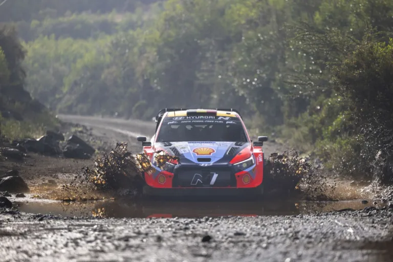 Neuville is bajba került a Szafari Rallyn