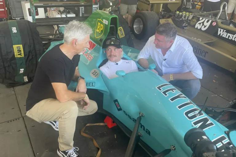 Az F1 sztármérnökének legrosszabb autóját vezette Hamilton egykori csapattársa (videók)