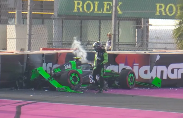 Nagy baleset hátráltatta a mezőnyt, bemutatkozott a Ferrari tinédzsere a szaúdi időmérő előtt