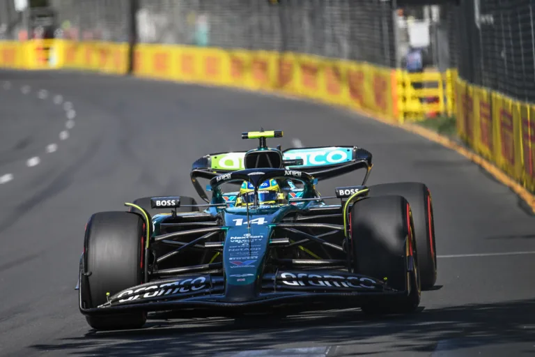 „Mi a fenéért kellett ezt tenniük?” – kifakadt a korábbi F1-es csapatfőnök Alonso büntetése miatt