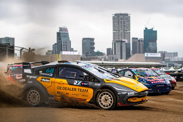 Niclas Grönholmék az elektromos autókkal jönnek Nyirádra