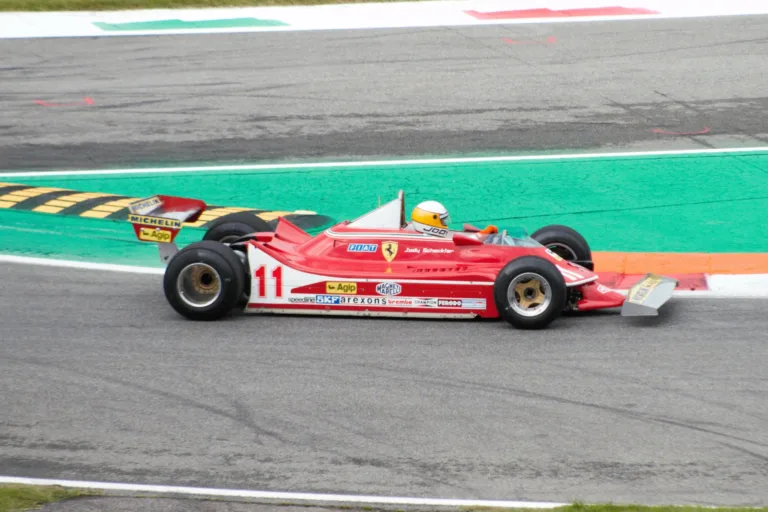 Történelmi Ferrariját és hatkerekű F1-es autóját is eladja az egykori világbajnok versenyző