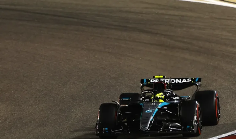 Büntetést érhet Hamilton figyelmetlensége, ami miatt ellenfele kis híján balesetet szenvedett