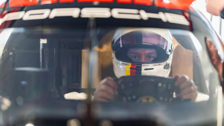 Vettel már kipróbálta a Porsche hiperautóját; ő maga kért tesztelési lehetőséget (videó)