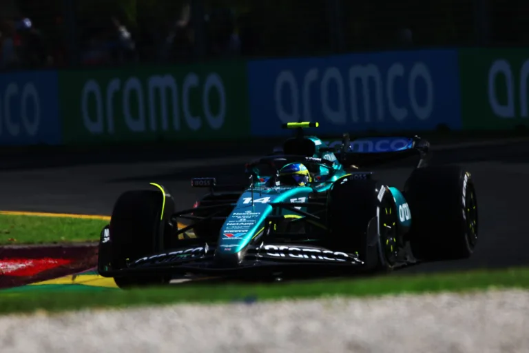 „Nevetséges” vagy jogos? – két táborra szakadt az F1-es mezőny Alonso büntetésének kérdésében