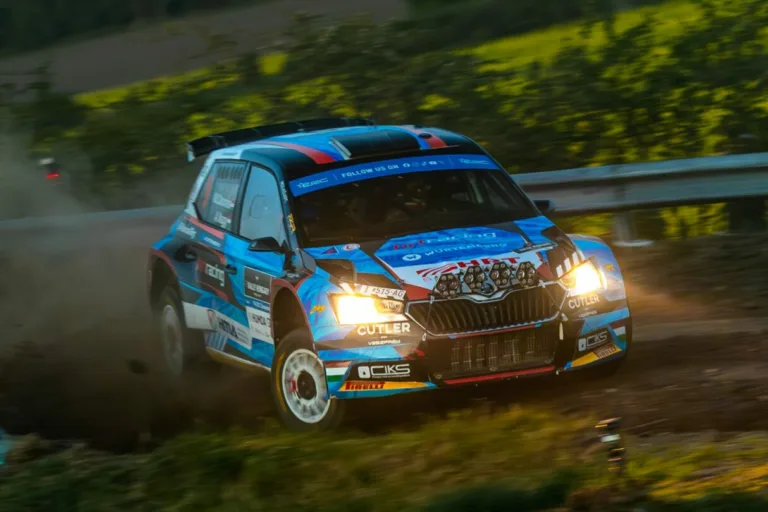 Csomós szakaszt nyert a V-Híd Rally Hungaryn, Heikkila vezet a drámai délelőtt után