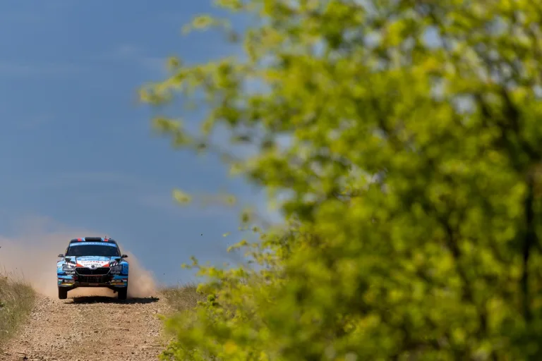 Toyotás versenyzők a V-Híd Rally Hungary élén, Csomós hatodik az első nap végén