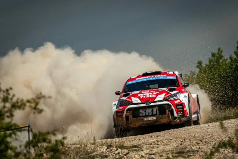 Hatalmas dráma után Martins Sesks a V-Híd Rally Hungary élén, Csomós negyedik!