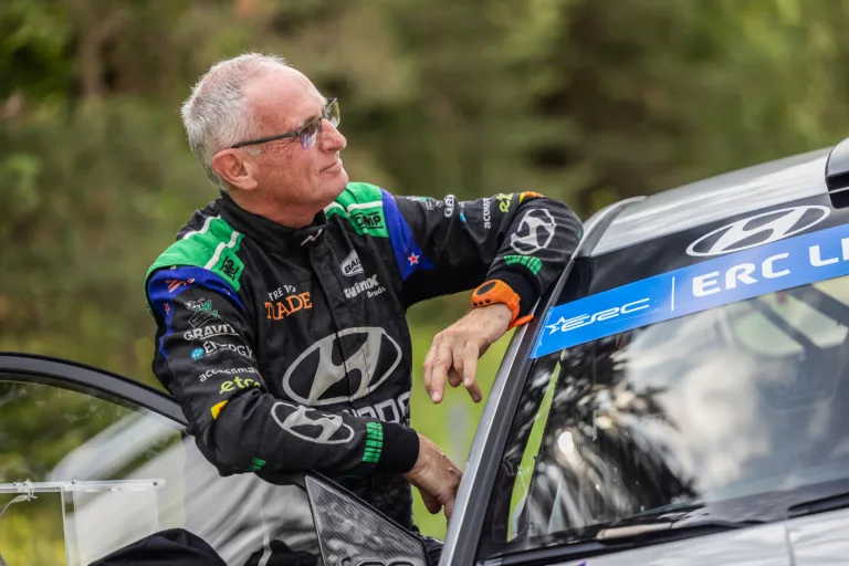 A címvédő Hayden Paddon 65 éves navigátorával érkezik a V-Híd Rally Hungary-re