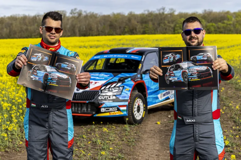 Csomós Mixiék bemutatták Skodájuk idei festését, mely a ma újrainduló Rallycafe magazinban is megtalálható
