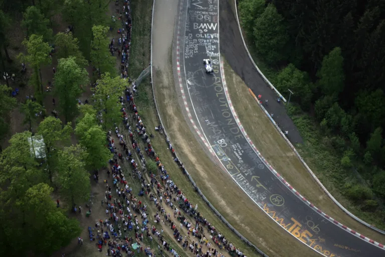 Lauda balesete óta először ment F1-es autó a Zöld Pokolban, pilótája félt, hogy a fák között végzi