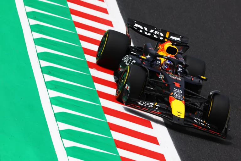 Verstappen négyből négy pole-nál tart, Leclerc és a Mercedesek a vártnál hátrébb a rajtrácson