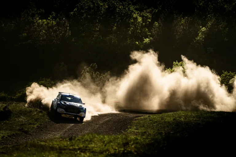 A brit versenyzők súlyos hibája után a hatalmas büntetés sem maradt el a V-Híd Rally Hungaryn