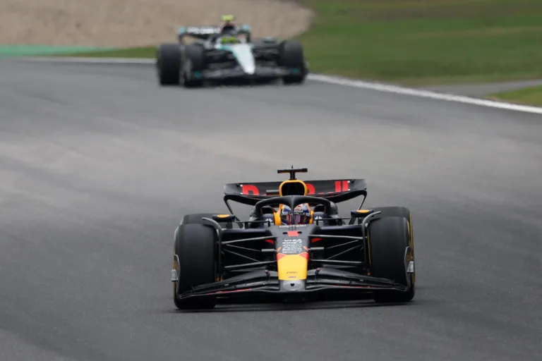 Hamilton pár óra alatt a csúcsról a mélybe zuhant, Verstappen mérföldkövet ért el a kínai időmérőn