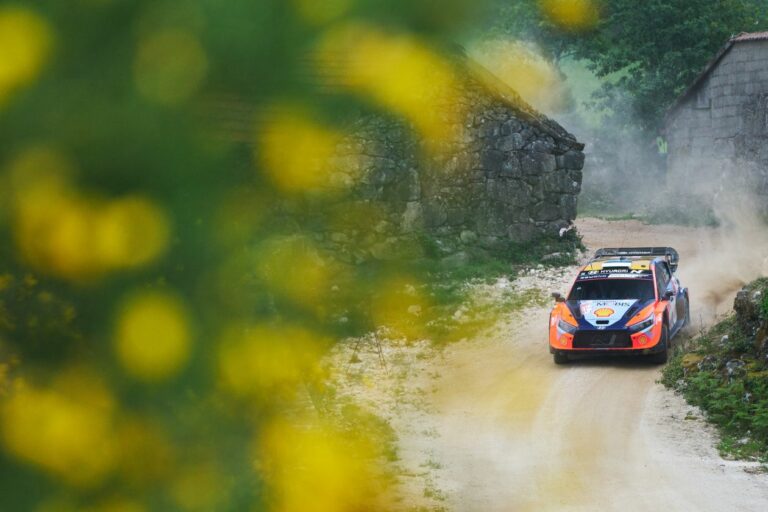 Tanak győzelemért harcolna a Szardínia Rallyn