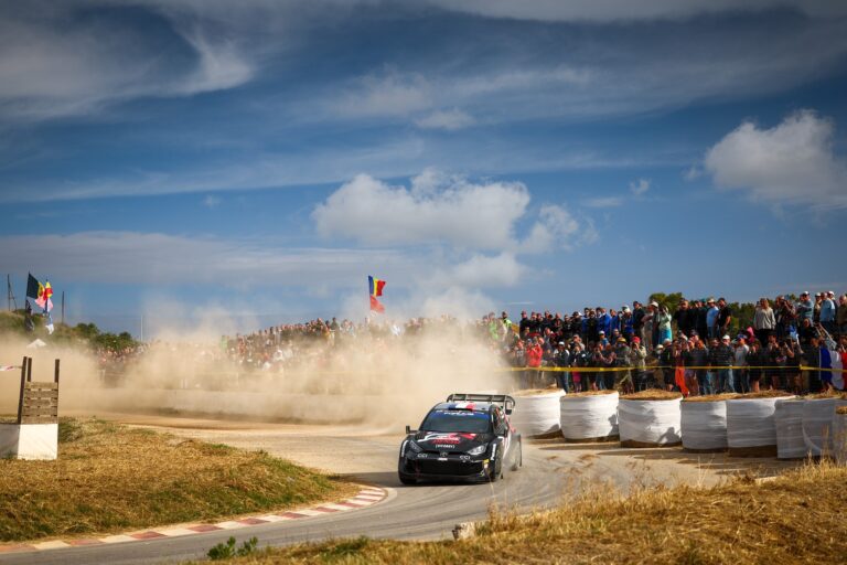 Evans defekttel kezdte a Szardínia Rallyt, Ogier az élen