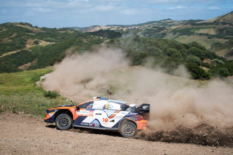 Világbajnokok csatája a Szardínia Rally első körében, Evans komoly bajban