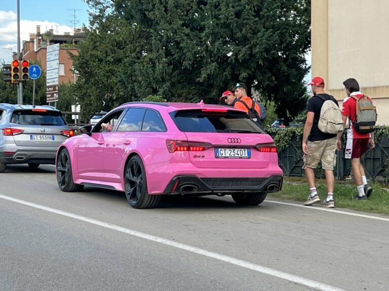 Pink Audival sokkol az F1-es világbajnok – de vajon ki lehet az?