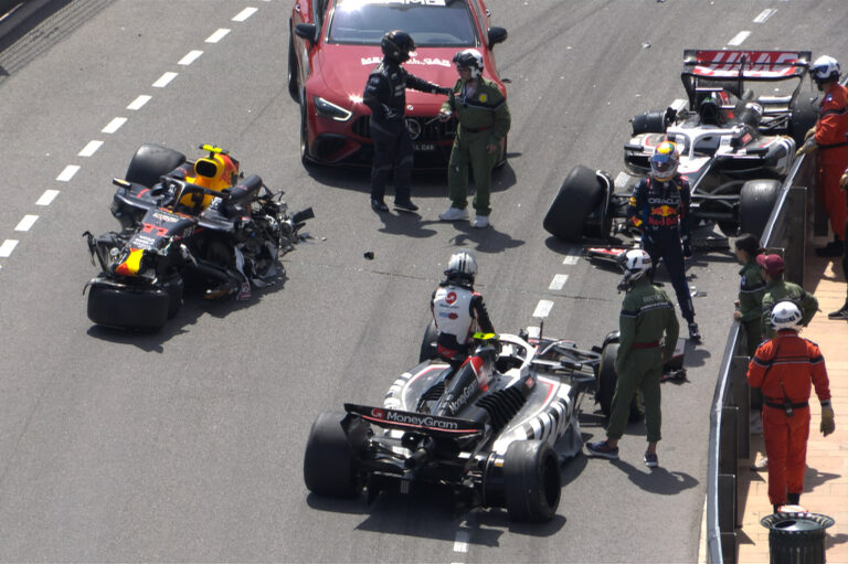 Rommá tört az egyik Red Bull a monacói futam elején, hosszú idő után jöhet eltiltás az F1-ben (videó)