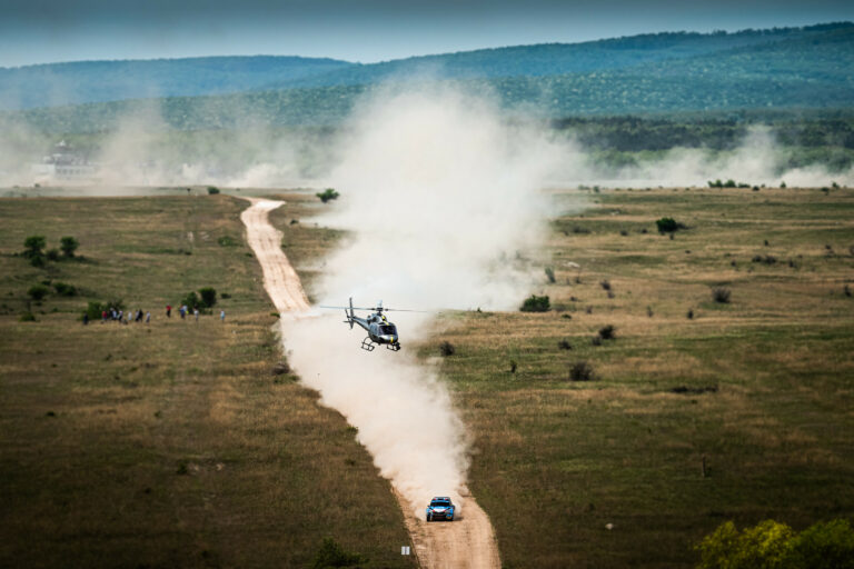 Drámai fordulatok, meglepetés eredmények, fantasztikus hangulat – Ilyen volt a V-Híd Rally Hungary (videó)