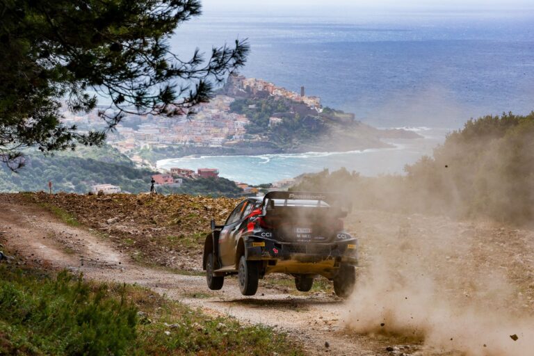 Ogier pótkerék nélkül is harcol a Szardínia Rallyn és ismét vezeti a versenyt