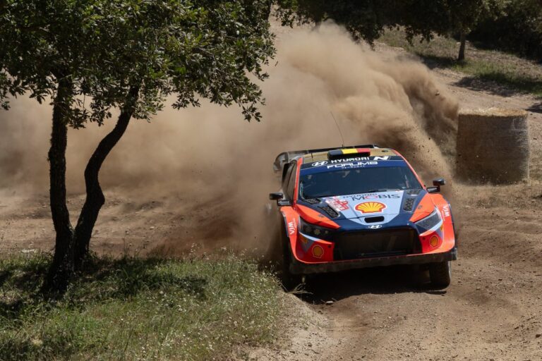 Neuville dominál a Szardínia Rally záró napján, Tanak Ogier sarkában