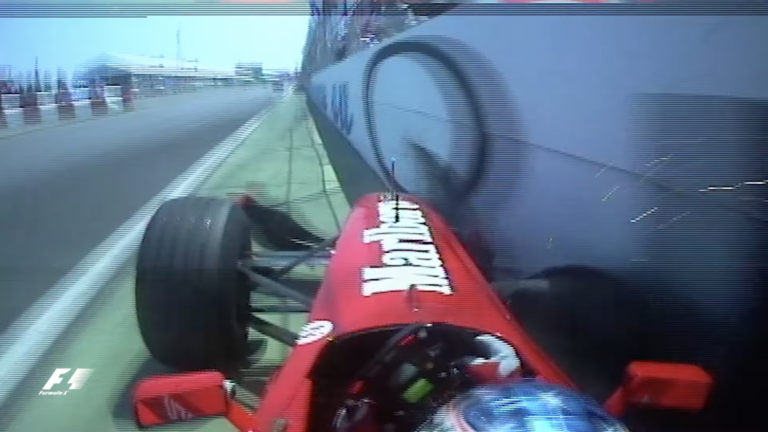 25 éves a fal, ami Schumacherrel kezdve F1-es világbajnokok sorát tréfálta már meg (videó)
