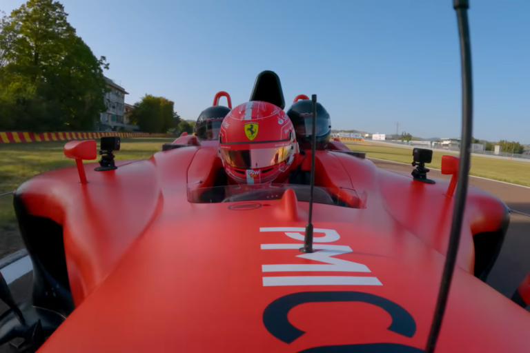 Mit keresett Leclerc és az F1 főnöke egyszerre egy Ferrariban? És miért fakadtak dalra? (videó)