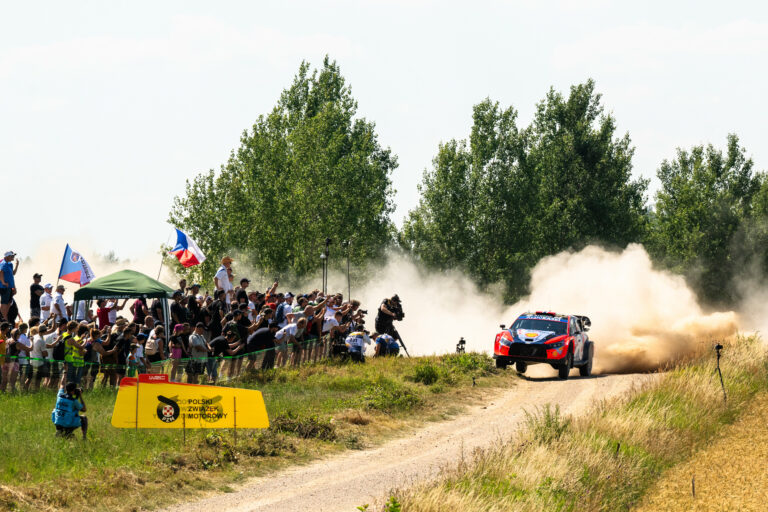 Mikkelsen vezet a Lengyel Rallyn, melyen több szakaszt is törölni kellett a nézők miatt