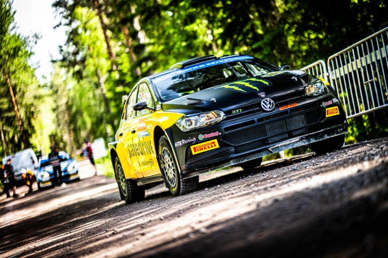 Nagy csatával indult a Skandináv Rally, Petter Solberg autója kigyulladt, McRae hatalmasat esett