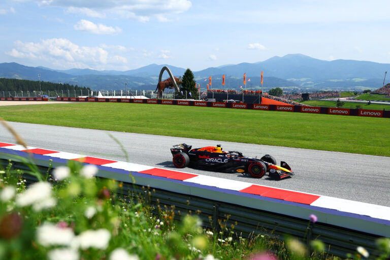 Verstappen brutális erődemonstrációt tartott a történelmi Q1-et hozó osztrák időmérőn