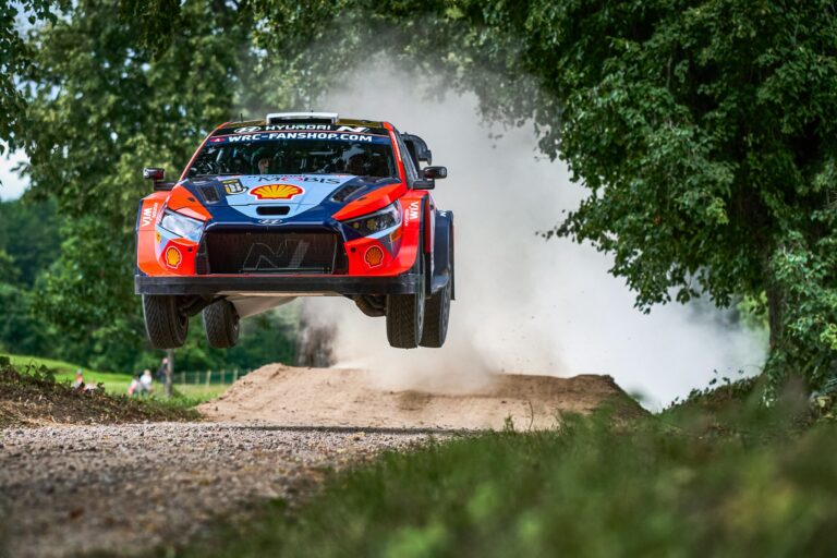 Tanak megreptette a Rally1-es Hyundait a Finn Rally előtti teszten (videó)