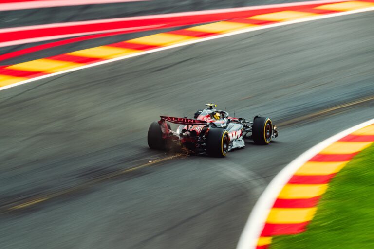 Döbbenetes részleteket árult el a romokban levő F1-es istálló volt alkalmazottja