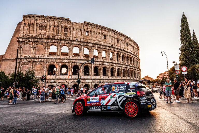 Elképesztően szoros csata a Róma Rally első napján, még hatan esélyesek a győzelemre