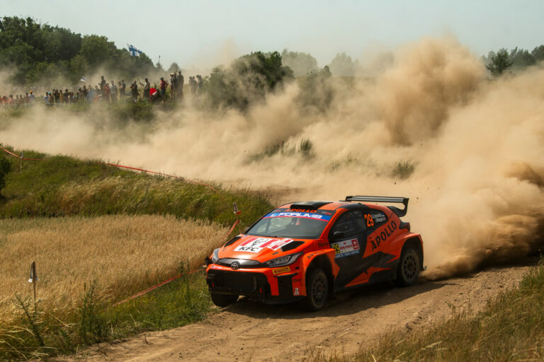 Csak az esős Power Stage-en döl el, ki ünnepelheti születésnapját az Észt Rally győzteseként