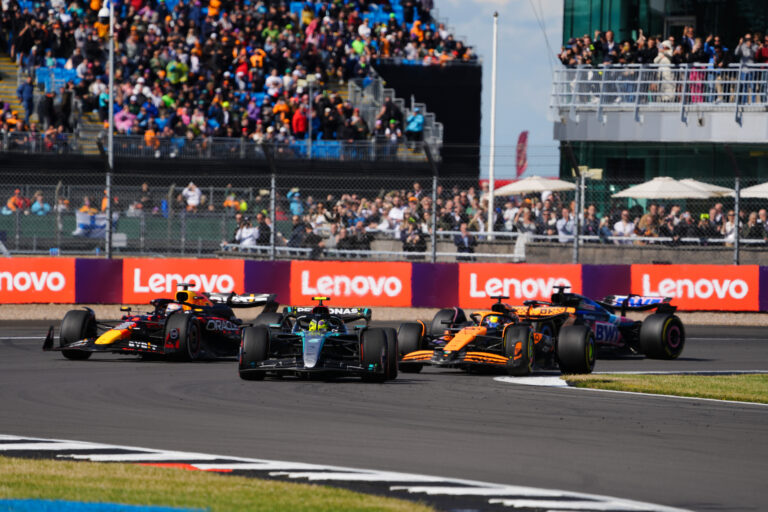 A tökéletes Hamilton is kevés lett volna – így úszott el a McLaren kettős győzelme Silverstone-ban